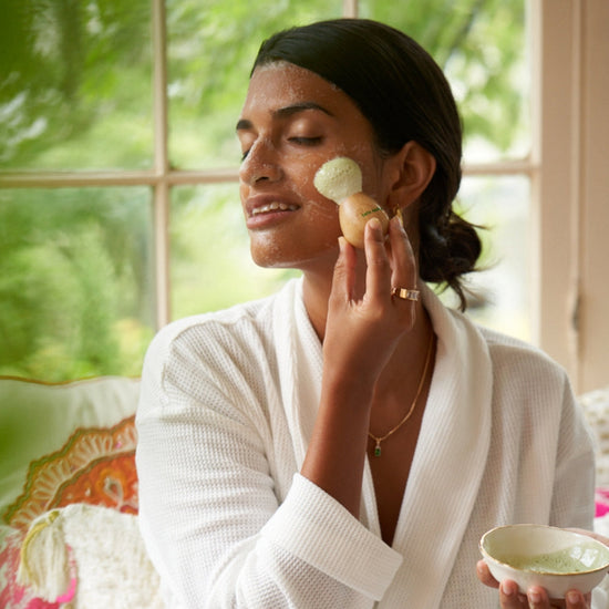 Cleansing Kabuki Brush Model Using Cleansing Kabuki Brush